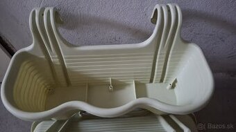 Kvetináče na zavesenie na balkón