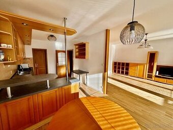 Zvolen, M. Hodžu – nadštandardný 3-izb. byt, terasa, garáž