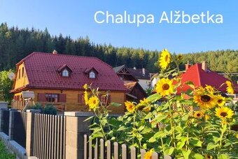 Pôvodná drevenica s výhľadom na Tatry
