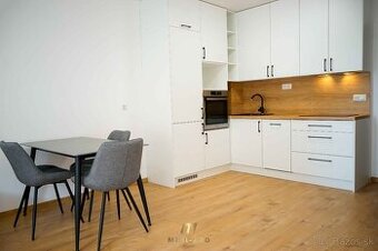 Moderne zariadený 1,5-izbový byt s balkónom a parkovaním - 1