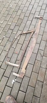 Stara rucna pila na ozdobu