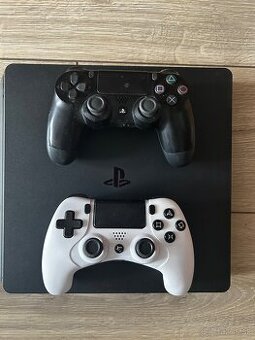 PS4 s dvomi ovladacmi a hrami