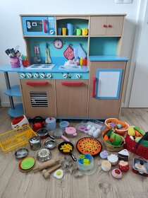 Drevená detská kuchynka a vybavenie k nej