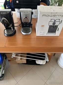 Kávovary Tchibo 2ks + Rowenta 1 ks - pokazené ako rekvizita