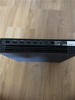 Predám Xbox One X + 2 ovládače a káble