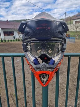 Predam na motorku prilba okuliare Čižmy