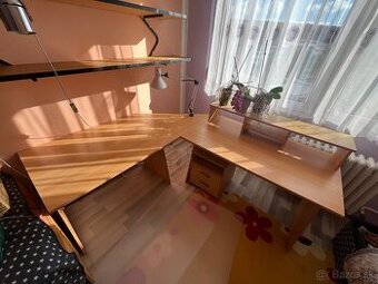 Rohovy kancelársky stôl