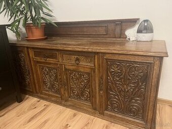 starožitný drevený komod