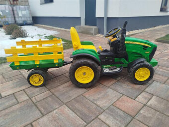 John Deer elektrický traktor s vlečkou