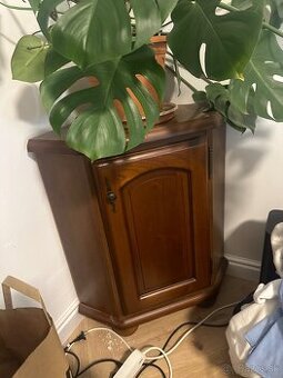 Predám rohovú skriňu z dreva