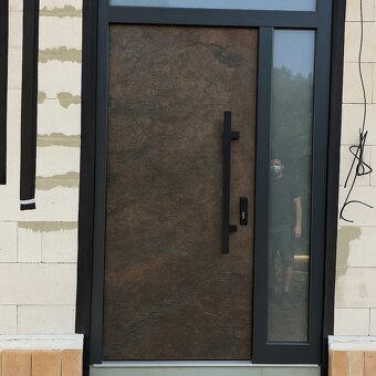 Dizajnové vchodové dvere , kamenný povrch ⛰️