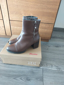 Dámske kožené čižmy značky Baťa