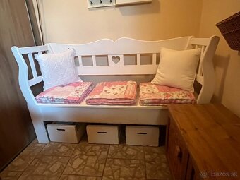 Romantická drevená lavička