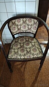 Predám starší šijací stroj a kozmetický stolík