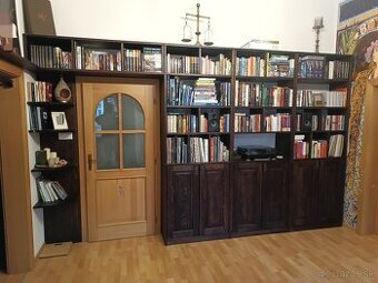 Veľká drevená knižnica z borovicového masívu