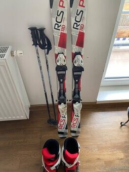 Predam detský výstroj na lyžovanie.