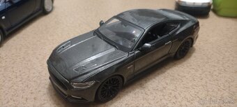 Lexus 1/18 ford Mustang 1/24
