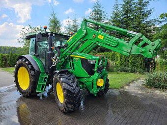 Veľký výkonný poľnohospodársky traktor JD