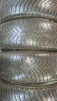 Predám 4ks jazdené zimné 215/65r16-98H Hankook