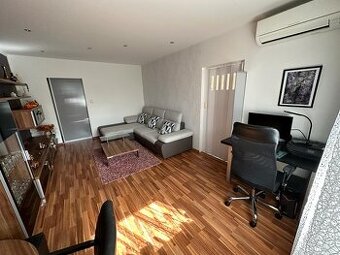 PRIESTRANNÝ 3-izbový byt v blízkosti rodinných domov