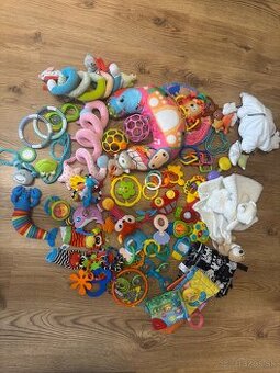 Hrkalka,vankusik,retiazky a d.hracky pre babatko 0-1rok