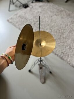 Stojan na hihat s dvomi činelami