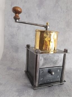 Robustní starožitný mlyncek na kávu z hostince