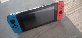 Nintendo Switch + 4 hry + kufrík