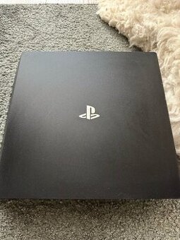 Playstation 4 Pro so 4 hrami a dvomi ovladacmi