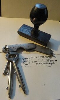 Pečiatka a kľúče od trezoru.