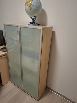 skriňa, knižnica, komoda a závesná skrinka