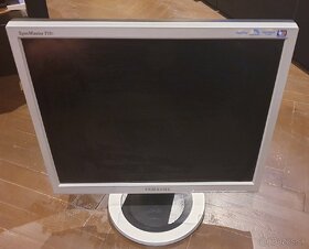 Funkčný 17" LCD Monitor SAMSUNG