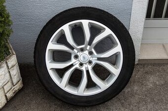 Nokian zimne pneu na diskoch Range Rover
