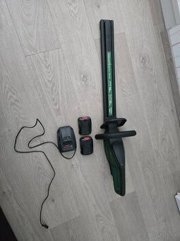 Zahradne noznice BOSCH UniversalHedgeCut 18-55 + 2 baterie