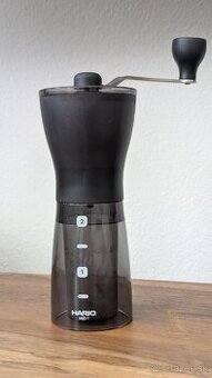 Značkový mlynček na kávu - Hario Mini Mill Slim Plus (MSS-1)