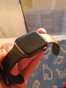Apple Watch Series 5 44 mm – čierna – 40 €