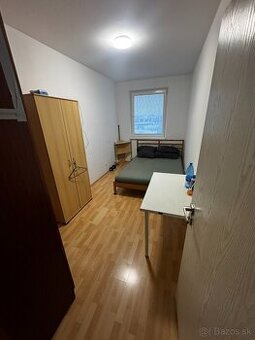 Ponúkame na prenájom stredne veľkú izbu v štvorizbovom byte - 1