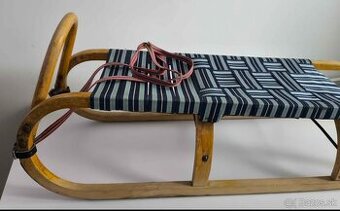 Drevene sanky s predlzenym sedakom