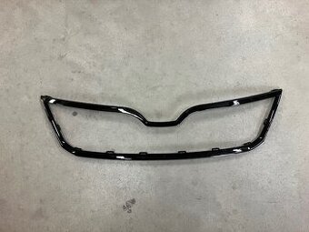 Škoda RAPID 07/2012- lišta prednej masky / čierna lesklá