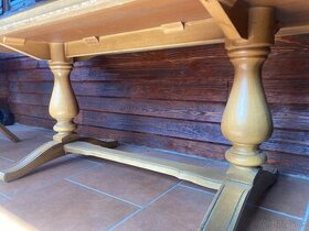 Drevený masívny stôl