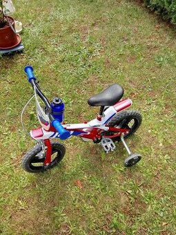 Detsky bicykel s pomocnymi kolesami