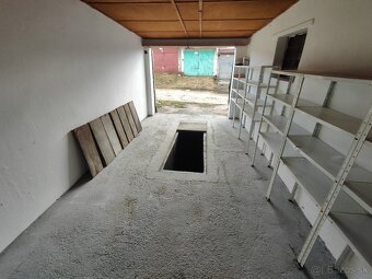 Garáž s elektrikou a jamou