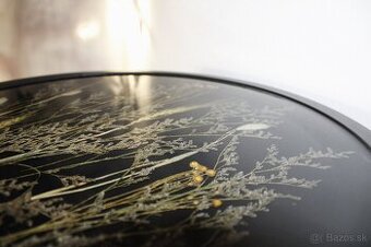 Malý stolík zo živice so sušenými kvetmi, ručná výroba