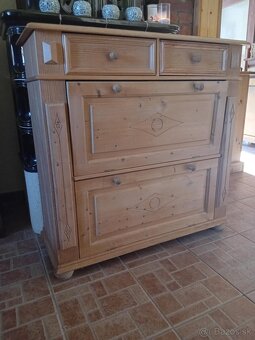 Drevená komoda, botanik