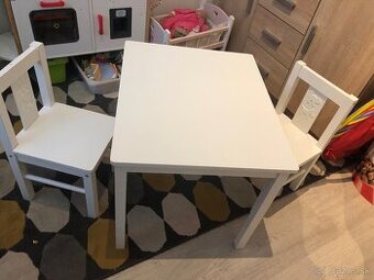 Detsky stol so stolickami