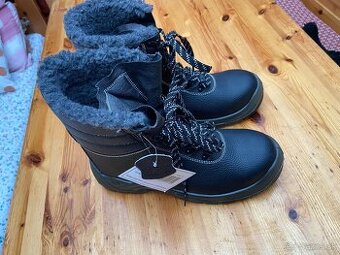 Predam zimne pracovne topanky 44