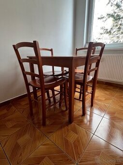 Jedálenský stôl so stoličkami