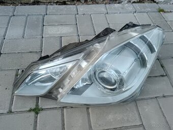Mercedes Benz E trieda predné svetlo