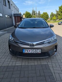 Toyota Corolla sedan, hnedo-šedá metalíza