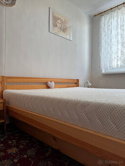 Drevená manželská posteľ s matracom a úložným priestorom – v